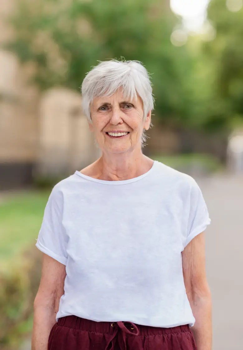 Porträtfoto von Ruth Scheuren, Buchhalterin bei Notarin Dr. Christine Kaufmann im Agnesviertel in Köln