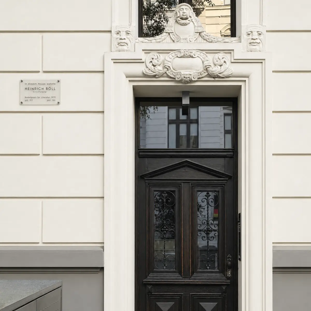 Notariat Dr. Christine Kaufmann – Hauseingang im Agnesviertel