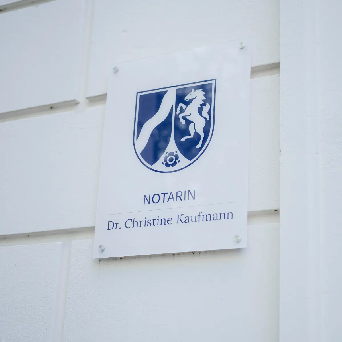 Notariat Dr. Christine Kaufmann – Eingang mit Wappen