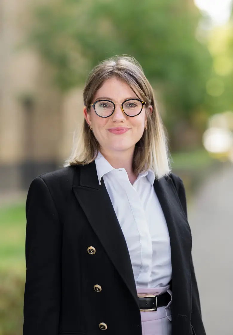 Porträtfoto von Oleksandra Kartavenko, Rechtsanwalts-Assistentin bei Notarin Dr. Christine Kaufmann im Agnesviertel in Köln